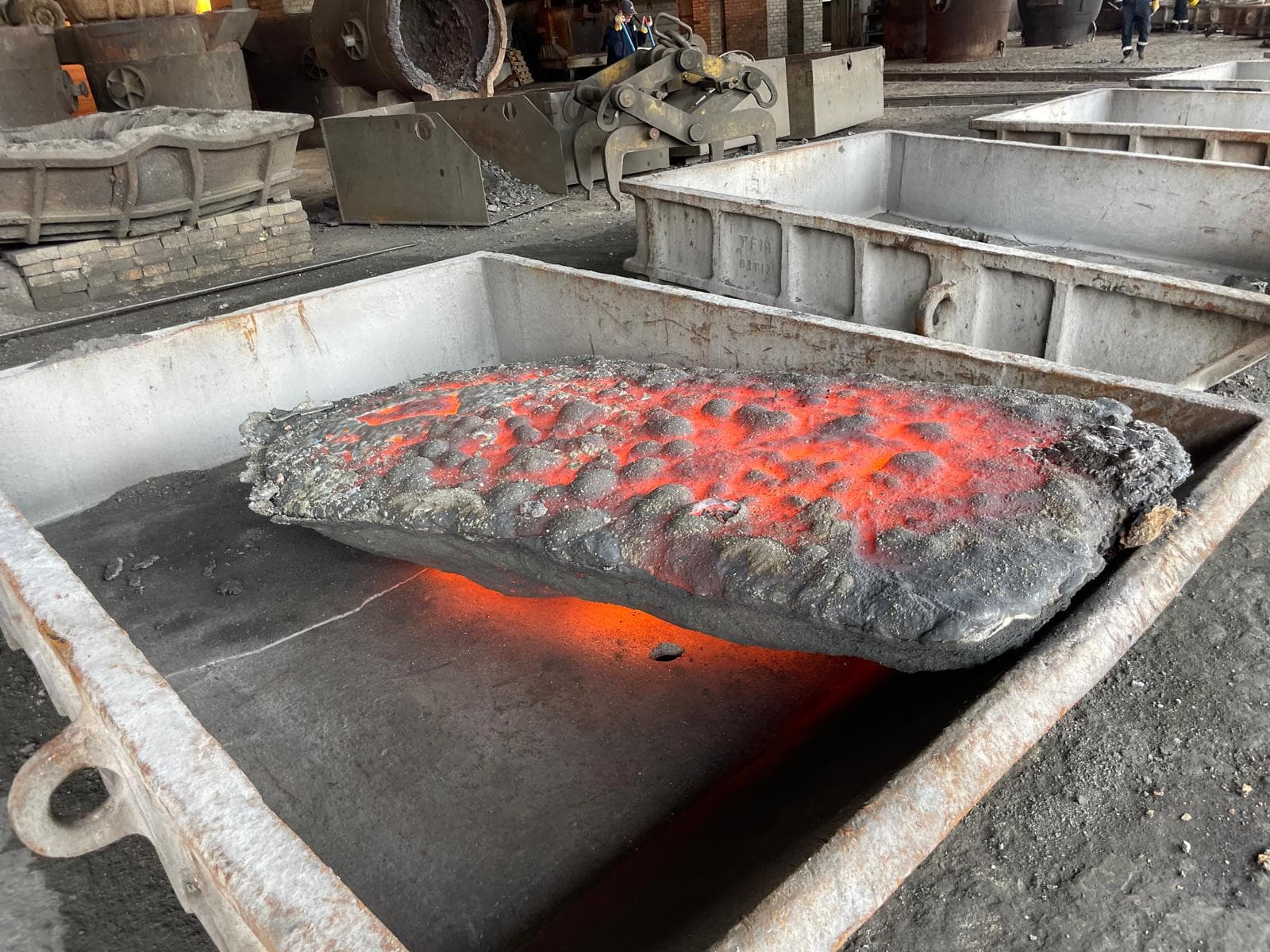 Cast metal cooling in a mould